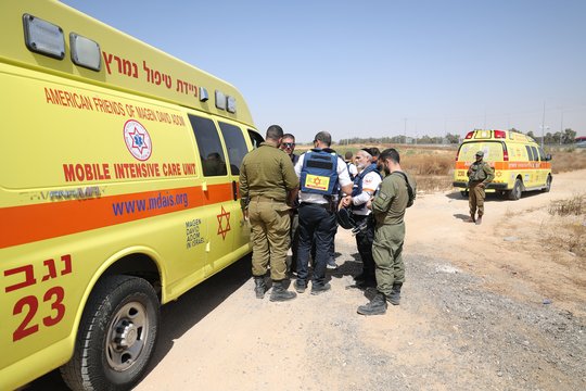 Po raketų atakos Izraelis uždarė svarbų sienos kirtimo punktą, per kurį gabenamos pagalbos prekės į Gazą.
