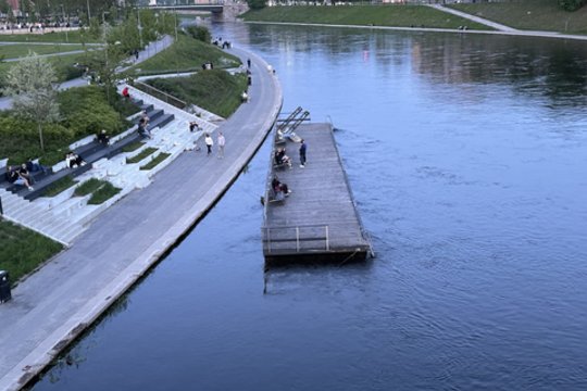 Gyventojai saulėtą savaitgalį užfiksavo juokingą vaizdą – dalis prieplaukos šalia Baltojo tilto atsikabino ir, atrodo, plauks kartu su upe.