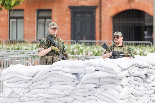 Aplink Kauno savivaldybę jau pastatyti įtvirtinimai: vaikšto ginkluota sargyba.