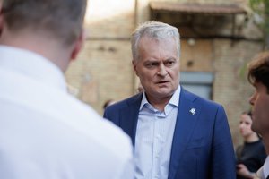 G. Nausėda su V. Zelenskiu telefonu aptarė karinę paramą Ukrainai bei situaciją fronto linijoje