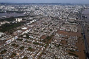 Braziliją niokoja nevaldoma gamtos stichija: potvynį jau vadina vienu didžiausių istorijoje, žuvo mažiausiai 78 žmonės