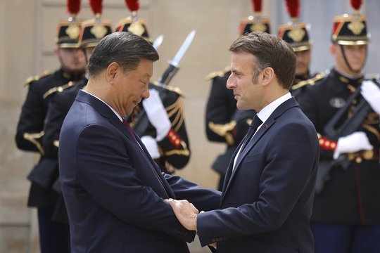  E. Macronas ir Xi Jinpingas.
