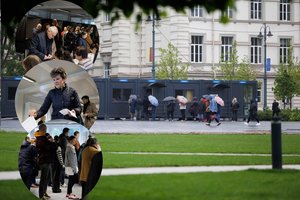 Lietuvoje prasidėjo prezidento rinkimai: prie balsadėžių traukiantys žmonės įvardijo, ką pasirinko