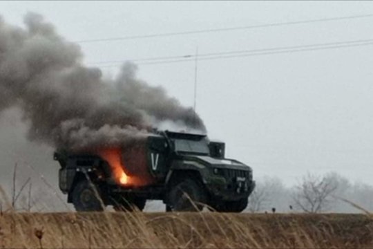 Ukrainos karinės pajėgos sėkmingai atrėmė Rusijos puolimą, sunaikindamos 42 rusų tankus ir šarvuočius Donecko srityje.