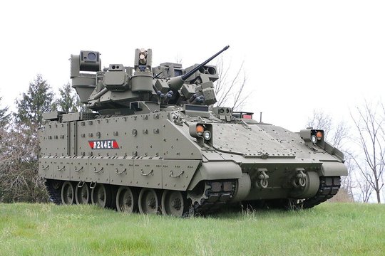 JAV ginkluotosios pajėgos pristatė naują pėstininkų kovos mašiną „M2A4E1 Bradley“.