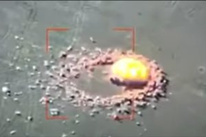 Daug dūmų ir liepsnų: HIMARS tiksliu smūgių į orą ištaškė pavojingą rusų raketų sistemą