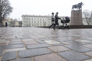 Seimas linkęs, kad vaiko tėvų globėjai, kaip ir seneliai, galėtų gauti atostogas anūkams prižiūrėti