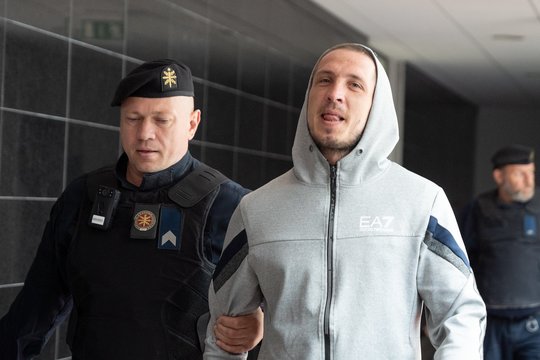  Kraupia žmogžudyste kaltinamas 26 metų O. Aliulis iš Prienų rajono antradienį stojo prieš Kauno apygardos teismą. 