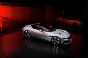 Italai toliau demonstruoja tai, ką moka geriausiai: pristato du superautomobilius su dvylikos cilindrų varikliais