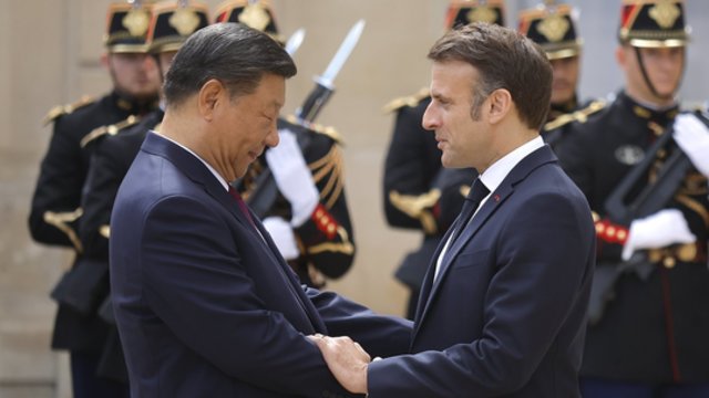 Prašmatni Xi Jinpingo viešnagė Prancūzijoje: su E. Macronu pramogauja kalnuose, mėgaujasi prabangiais patiekalais