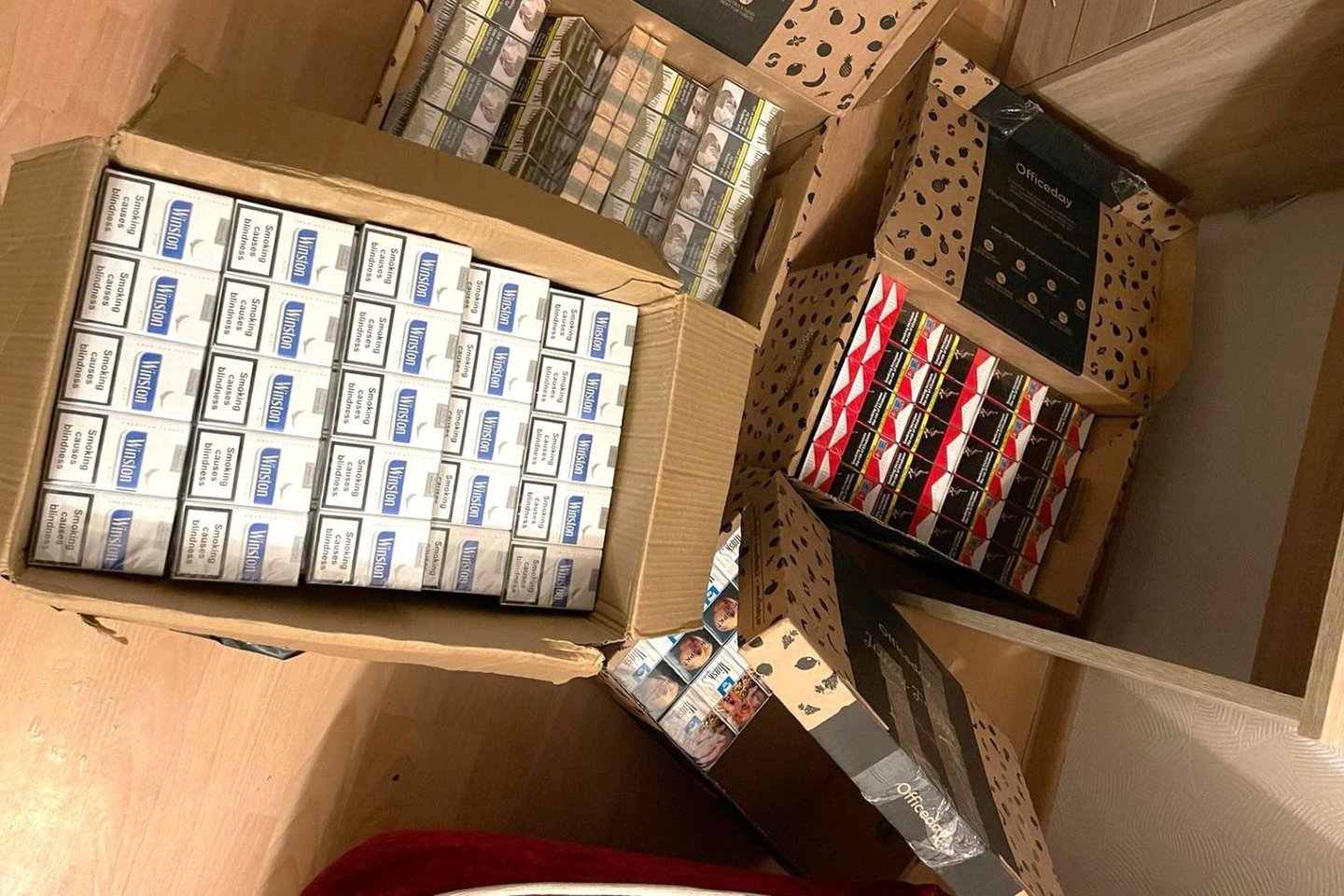 Teimo laukainčiam vyrui inkriminuojamas bandymas išgabenti per Lietuvos–Baltarusijos valstybės sieną permestas dėžes su beveik 12,5 tūkst. pakelių cigarečių.