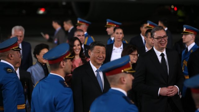 Dar viena Xi Jinpingo stotelė Europoje: atvykęs į Serbiją susitiks su prezidentu aptarti šalių ryšius