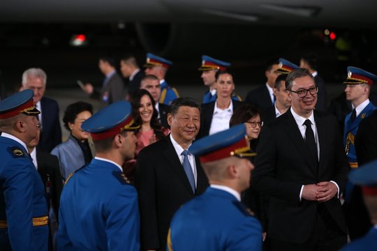 Dar viena Xi Jinpingo stotelė Europoje: atvykęs į Serbiją susitiks su prezidentu aptarti šalių ryšius