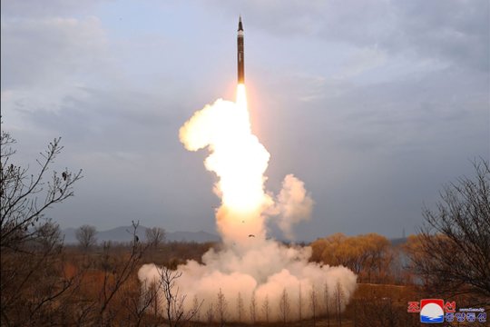 Šiaurės Korėjos balistinės raketos paleidimas.