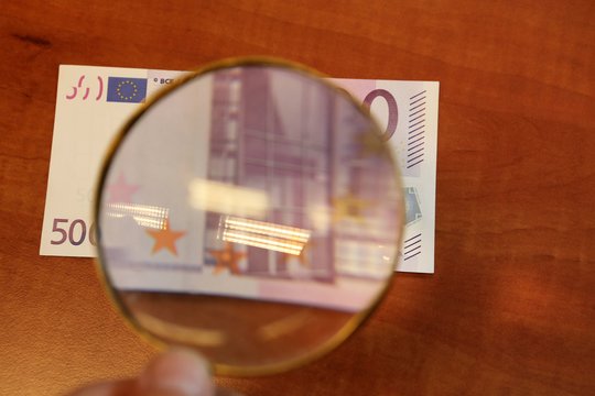  Mažeikių bankomatuose rasta netikrų 500 eurų kupiūrų.
