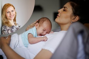 Psichologė pataria: ką tik mamomis tapusias drauges kvieskite ne vakarienei, bet ateikite su vakariene