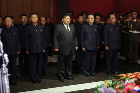 Kim Jong Unas pagerbė mirusį Šiaurės Korėjos propagandistą ir asmenybės kulto sumanytoją Kim Ki Namą.