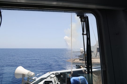 Jungtinės Karalystės karinis laivas numuša hučių dronus Raudonojoje jūroje.