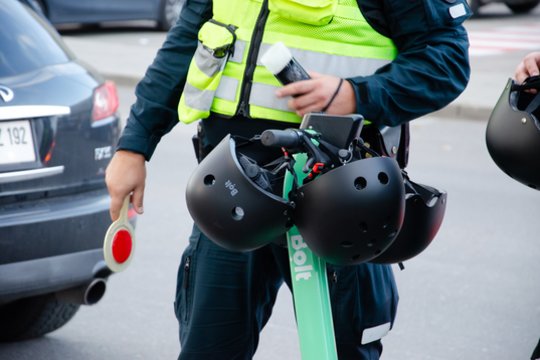 „Bolt“ ir Lietuvos policija Vilniuje rengia reidą: skatins elektrinių paspirtukų vairuotojų atsargumą.