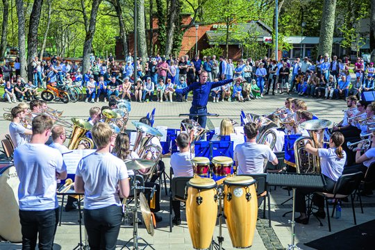 Europos jaunimo orkestras dar prieš prasidedant konkursams palangiškiams ir kurorto svečiams nemokamą koncertą dovanojo Kurhauzo aikštėje.