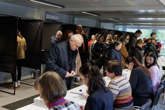 ​Vyriausioji rinkimų komisija (VRK) skelbia, kad per dvi išankstinio balsavimo dienas rinkdami Respublikos Prezidentą ir spręsdami referendume dėl pilietybės išsaugojimo, iki 20 valandos vakaro jau balsavo daugiau kaip 91 tūkstantis rinkėjų.
