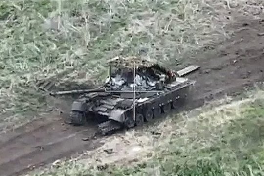 Ukrainos ginkluotųjų pajėgų 47-osios atskirosios mechanizuotosios brigados kariai sunaikino rusų tanką „T-80“, panaudodami prieštankines raketas TOW, paleistas iš pėstininkų kovos mašinos „Bradley“