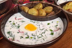 Nusibodo šaltibarščiai? Paragaukite šios šaltos sriubos su ridikėliais ir grūdėta varške