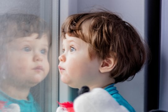 Autizmo spektro sutrikimą turintys vaikai dažnai susiduria su sunkumais socialiniame gyvenime: gali nesuprasti perkeltinių prasmių ar netiesioginių žinučių, susidurti su sunkumais suvokiant socialinį kontekstą.