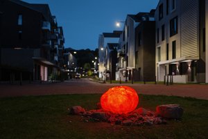 Paupyje baigta formuoti meno galerija po atviru dangumi, paskutinis eksponatas – tarsi iš kosmoso atskriejęs šviečiantis „Gyvybės akmuo“