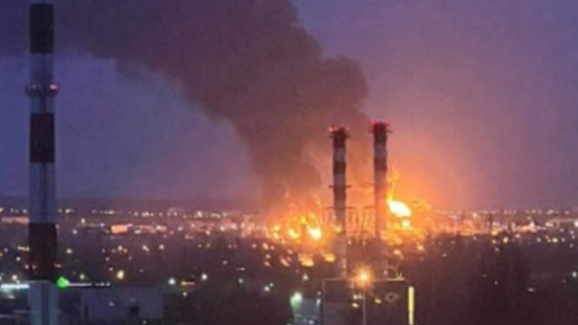 Ukraina atakomis sveikina Rusiją su Pergalės diena: apšaudė Belgorodą, sukėlė gaisrą naftos bazėje