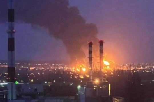 Ukraina atakomis sveikina Rusiją su Pergalės diena: apšaudė Belgorodą, sukėlė gaisrą naftos bazėje