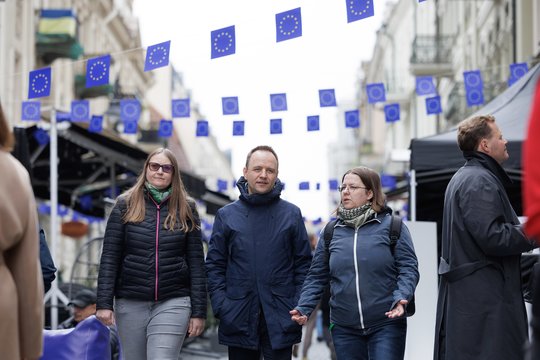  Lietuva švenčia 20-ąsias narystės ES metines: Vilniaus gatvė laikinai tapo Europos gatve.<br> V.Skaraičio nuotr.