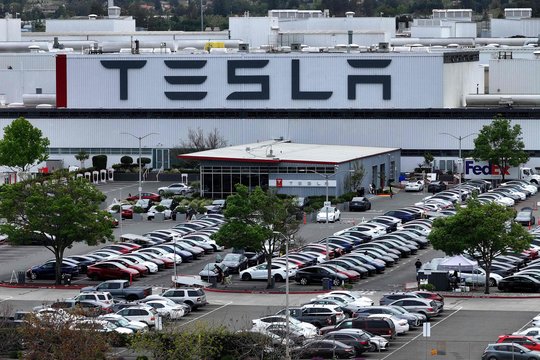 „Tesla“, kuri gamina tik elektra varomas mašinas, jau antrą kartą per pastaruosius porą mėnesių skelbia apie etatų mažinimą.