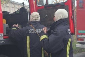 Šakių rajone kilo gaisras gyvenamajame name – žuvo kūdikis, motina su kitu vaiku išvežta į ligoninę