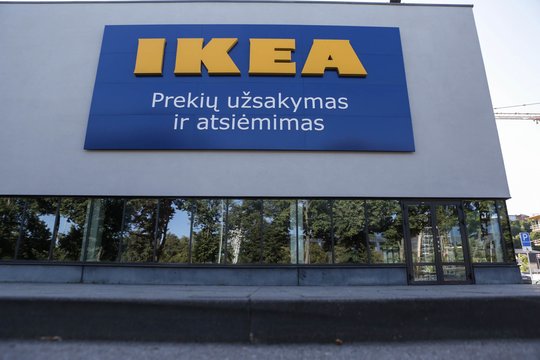 Gaisras nuniokojo IKEA sandėlį Vilniuje.