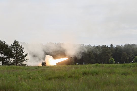Lietuvos ir JAV kariuomenių kovinio šaudymo pratybos iš reaktyvinės salvinės ugnies sistemos HIMARS. <br> M.Baranausko (ELTA) nuotr.