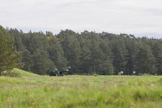 Lietuvos ir JAV kariuomenių kovinio šaudymo pratybos iš reaktyvinės salvinės ugnies sistemos HIMARS. <br> M.Baranausko (ELTA) nuotr.