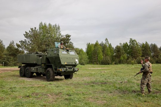 Lietuvos ir JAV kariuomenių kovinio šaudymo pratybos iš reaktyvinės salvinės ugnies sistemos HIMARS. 