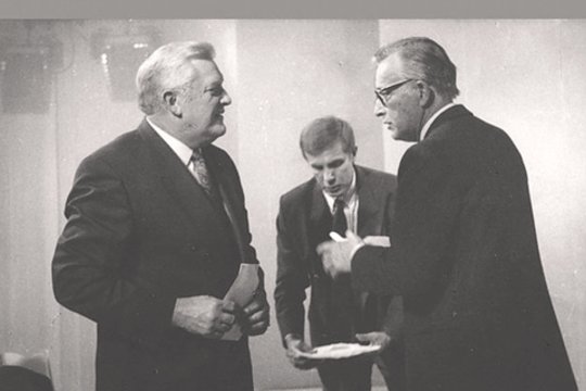 Per L.Tapino (viduryje) vedamus kandidatų debatus A.Brazauskas (kairėje) daugiau kalbėdavo apie tų dienų aktualijas, o S.Lozoraitis – apie Lietuvos ateitį.