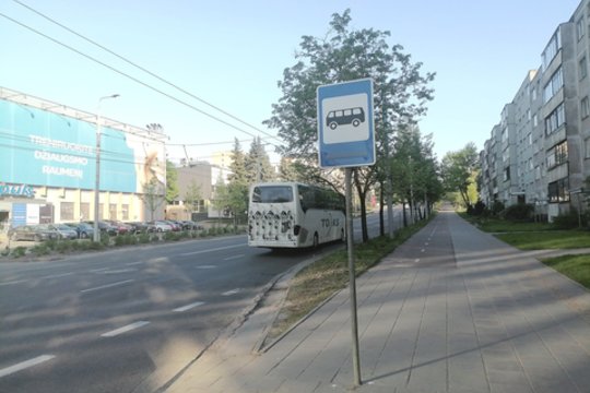 Tolimojo susisiekimo autobusų stotelės ženklu, esančiu Žemaitės gatvėje, niekas deramai nepasirūpina.