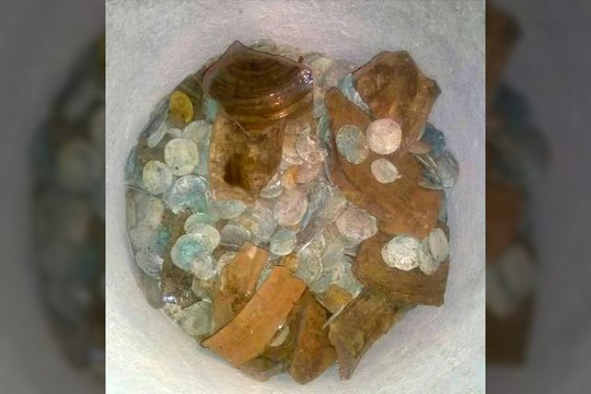  Monetos buvo rastos sudužusiame glazūruotame keramikiniame inde.