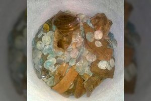 Darydami virtuvės remontą surado aukso ir sidabro monetų lobį