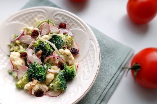 Brokolių, ridikėlių ir kalafioro salotos