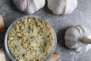 Pasigaminkite namuose ir praeisite pro prieskonių lentynas: česnakinės druskos receptas