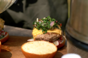 Naujas grilio vakarėlių hitas: sultingas mėsainis pagal Gian Lucą su lietuviškomis daržovėmis