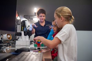 „DOBOT“: robotai, kurie tiesia draugišką ranką