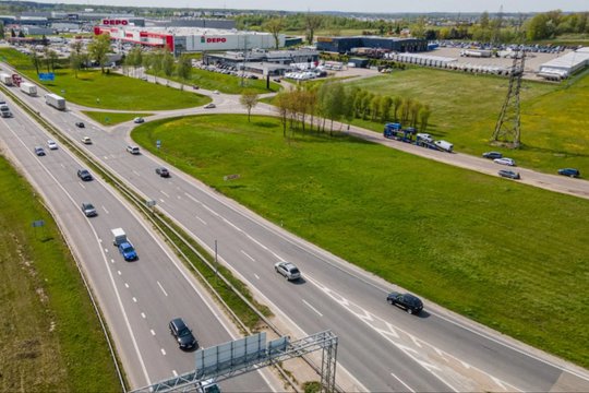 Akcinė bendrovė „Via Lietuva“ informuoja, kad Kaune, kelyje ties IX fortu, bus įrengtas naujas kelio ženklinimas.
