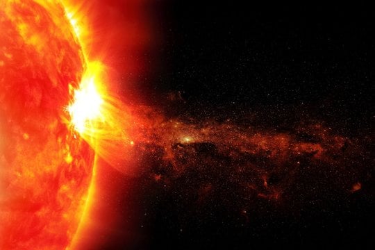  CME – tai plazmos ir magnetinių laukų sprogimai Saulės vainike. Kai būna nukreipti į Žemę, jie sukelia geomagnetines audras.
