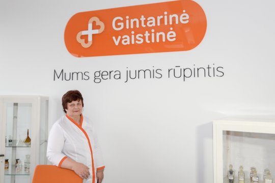 „Gintarinės vaistinės“ vaistininkė Kristina Vaičaitienė, dirbanti jau 40 metų, save vadina vaistininke iki kaulų smegenų.