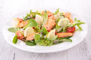 Savaitgalio pietūs už mažą kainą – prie grilio: gardžios salotos – su grilinta „Lidl superšeštadienio“ lašiša